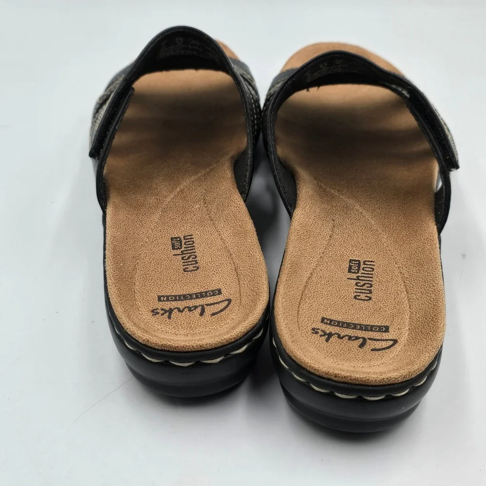 Clarks Sandal Women 8.5 Leisa Lacie Black Leather Slide Cushion Soft EUC Comfort